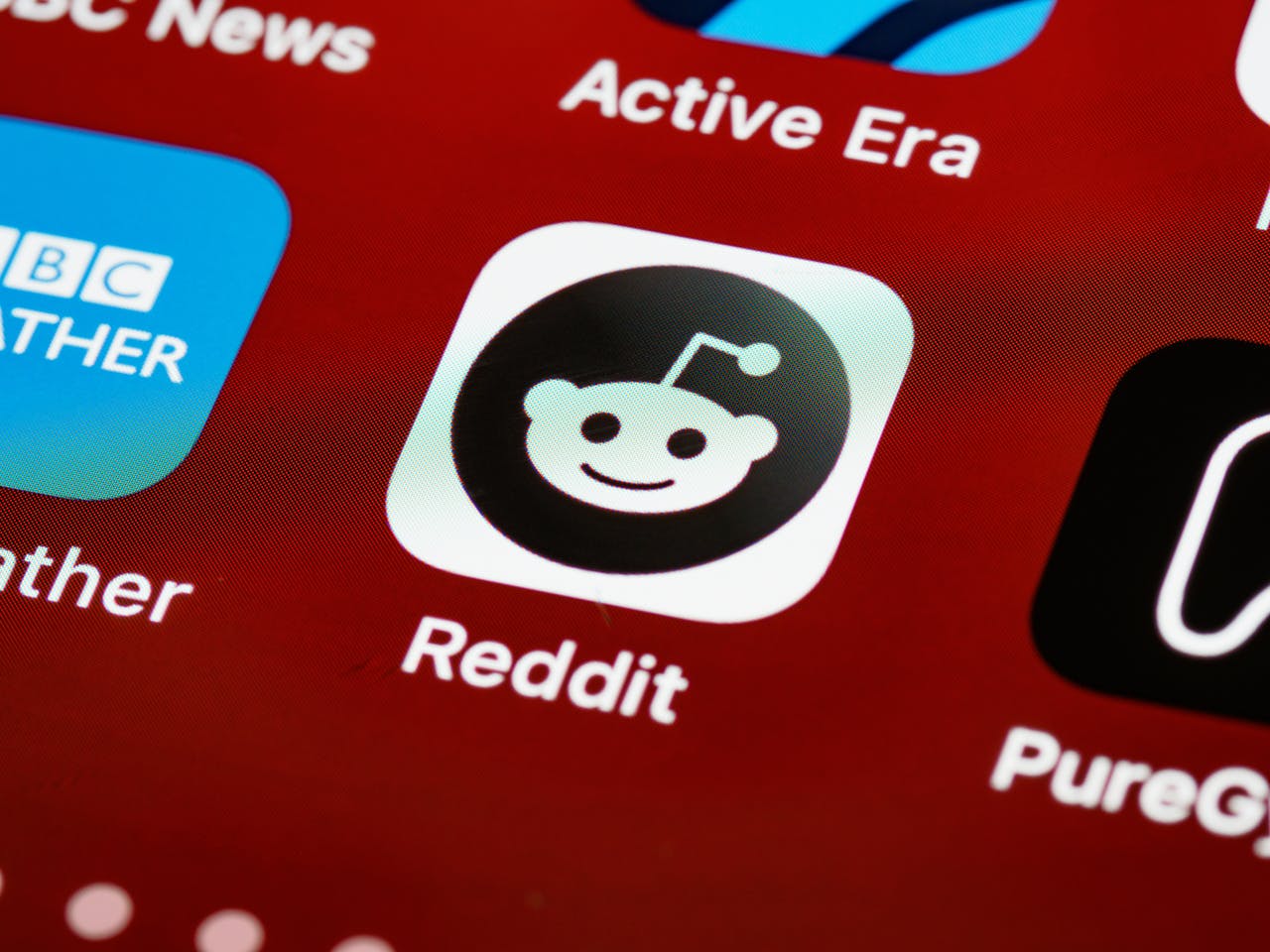 Reddit lidera en engagement, superando a TikTok y Facebook.