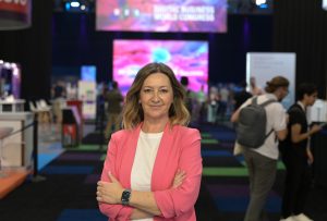 Sandra Infante, directora del Digital Enterprise Show (DES), posando para la entrevista sobre el ecosistema Mobile y la IA.